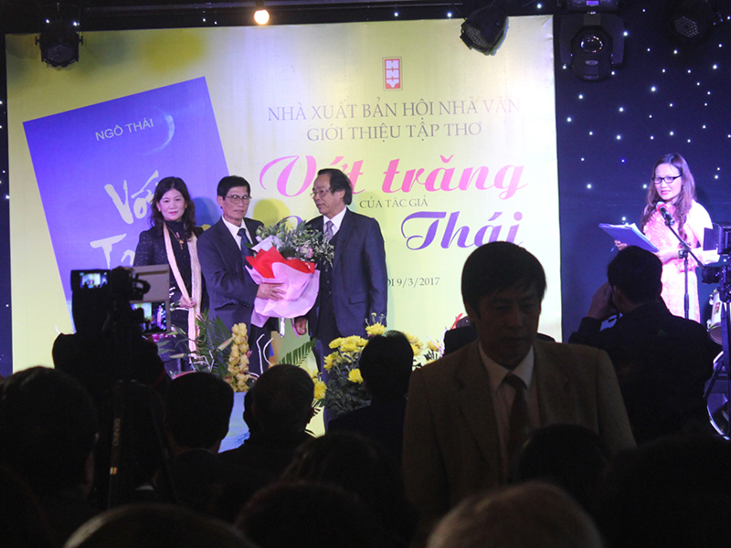 Ra mắt tập thơ “Vớt trăng” của tác giả Ngô Thái